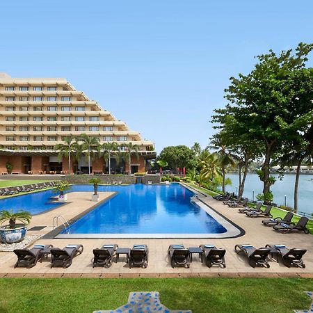 Cinnamon Lakeside Colombo Eksteriør bilde The pool at the Taj Bengal