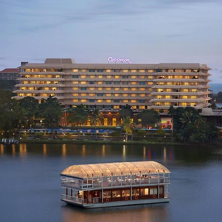 Cinnamon Lakeside Colombo Eksteriør bilde The hotel and the floating restaurant
