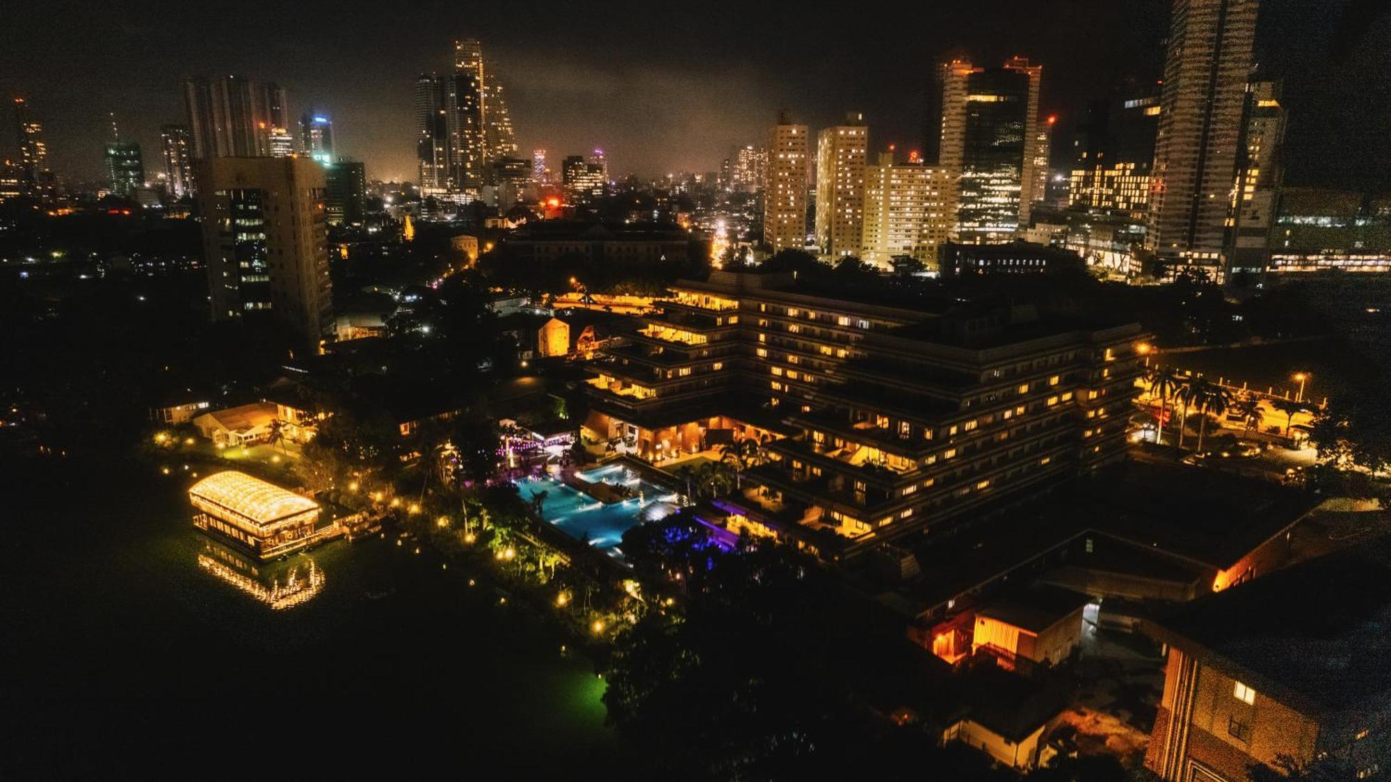 Cinnamon Lakeside Colombo Eksteriør bilde The view of the resort at night