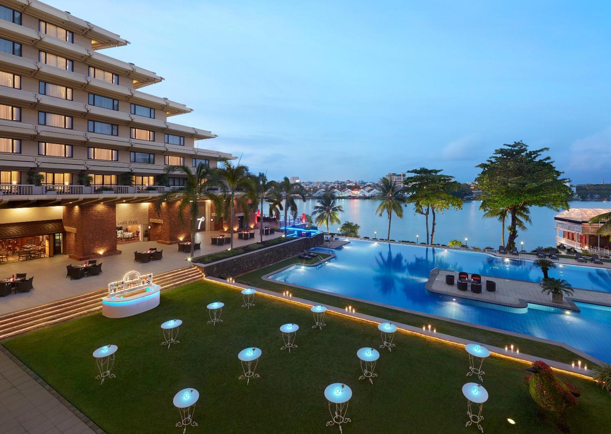 Cinnamon Lakeside Colombo Eksteriør bilde The pool at the Westin