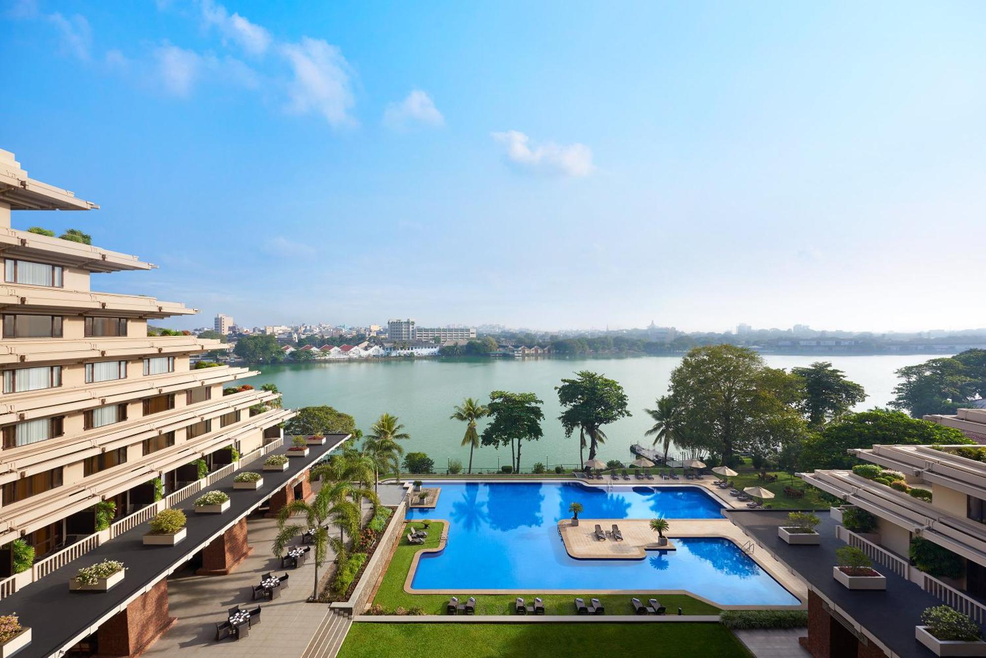 Cinnamon Lakeside Colombo Eksteriør bilde View of the pool at the Taj Bengal