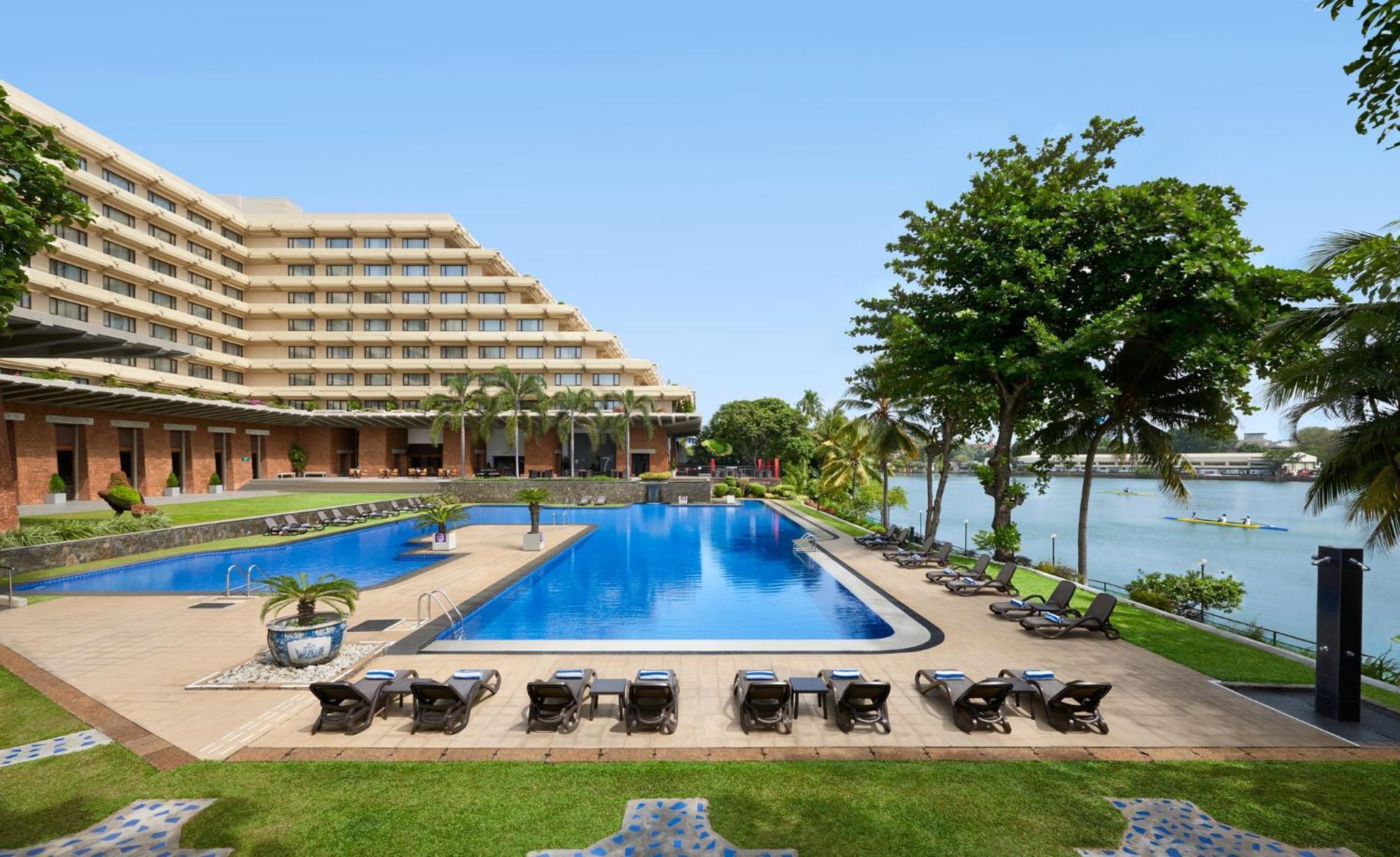 Cinnamon Lakeside Colombo Eksteriør bilde The pool at the Taj Bengal