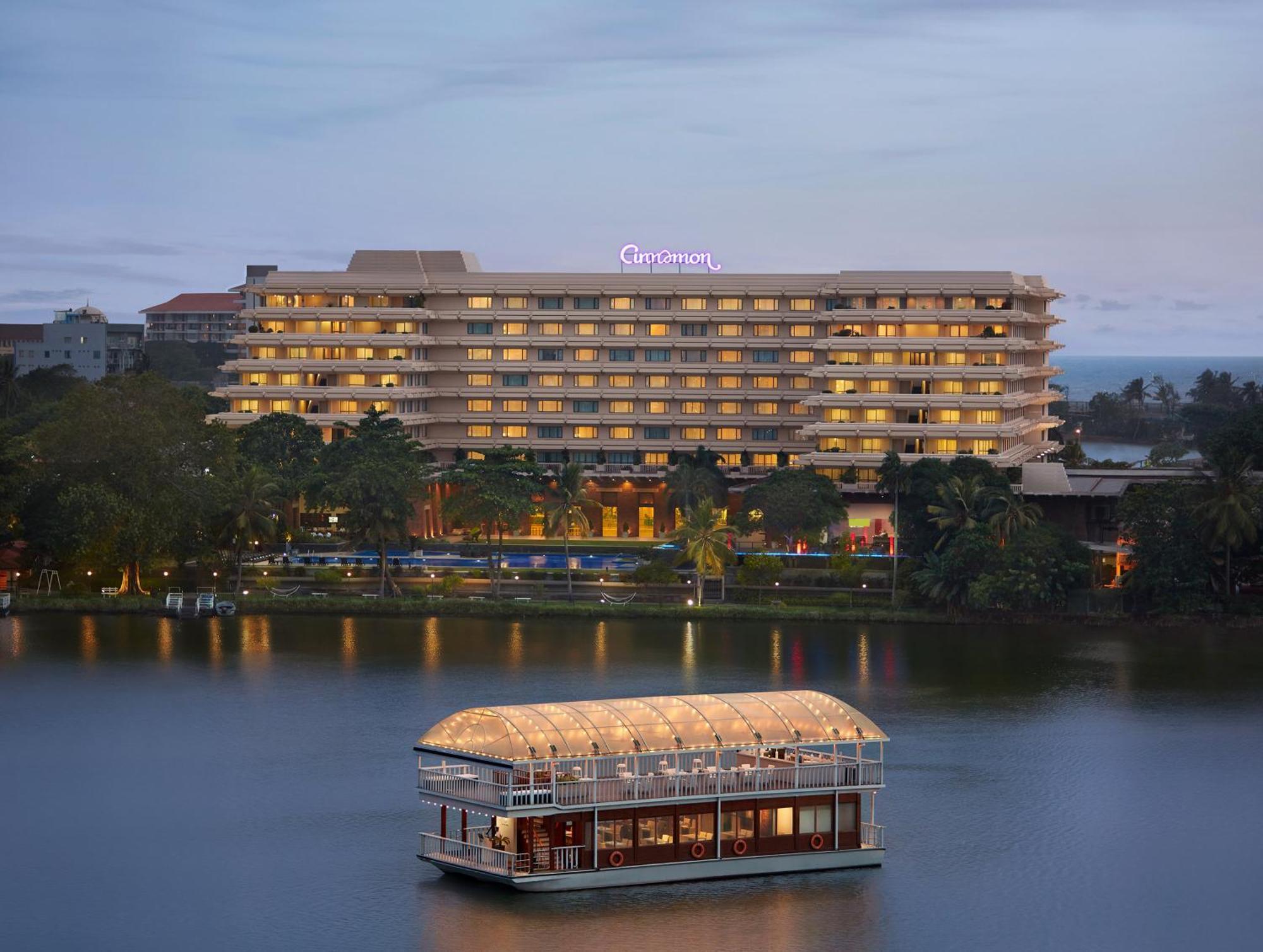 Cinnamon Lakeside Colombo Eksteriør bilde The hotel and the floating restaurant