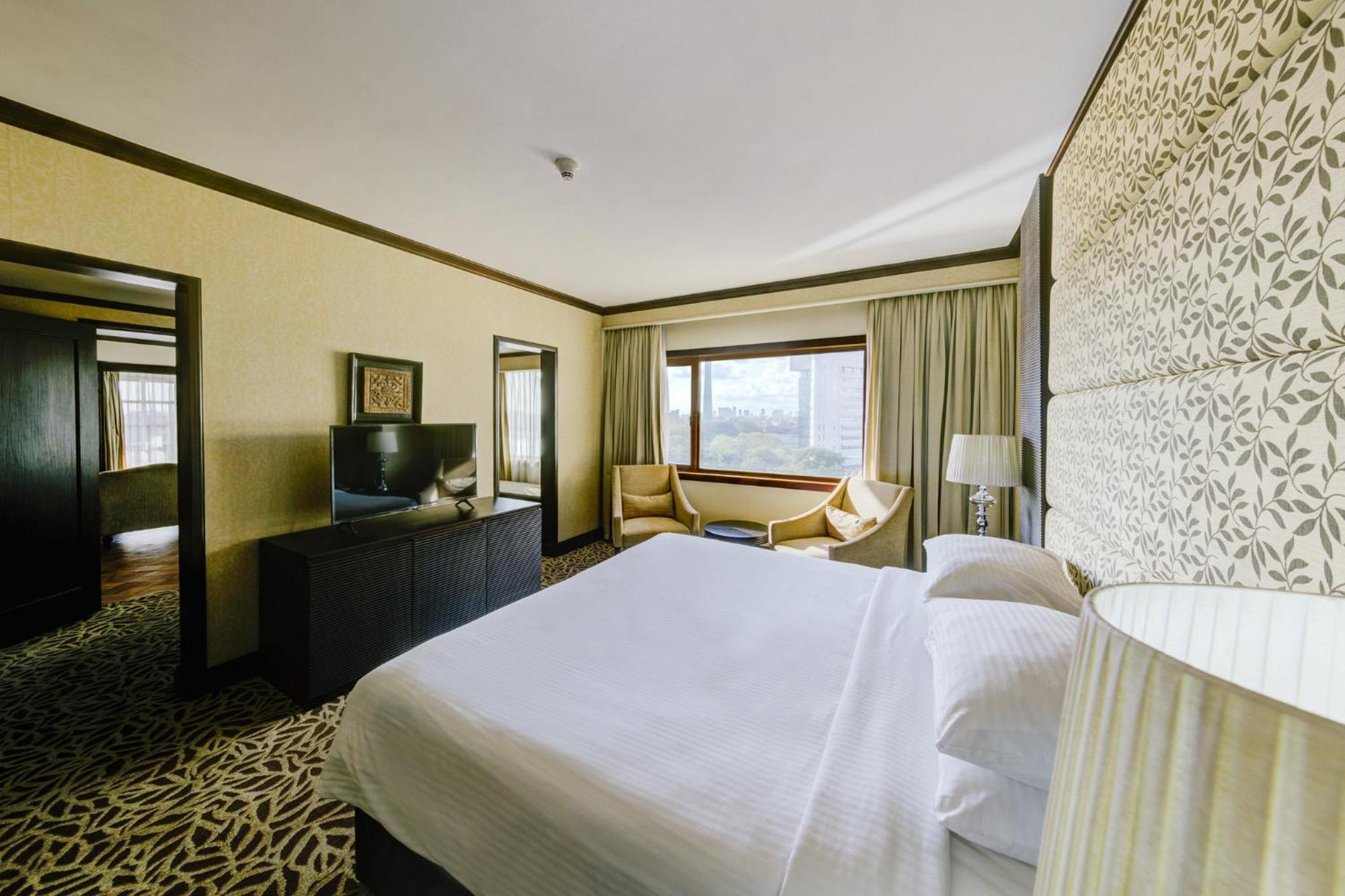 Cinnamon Lakeside Colombo Eksteriør bilde A bedroom at the hotel