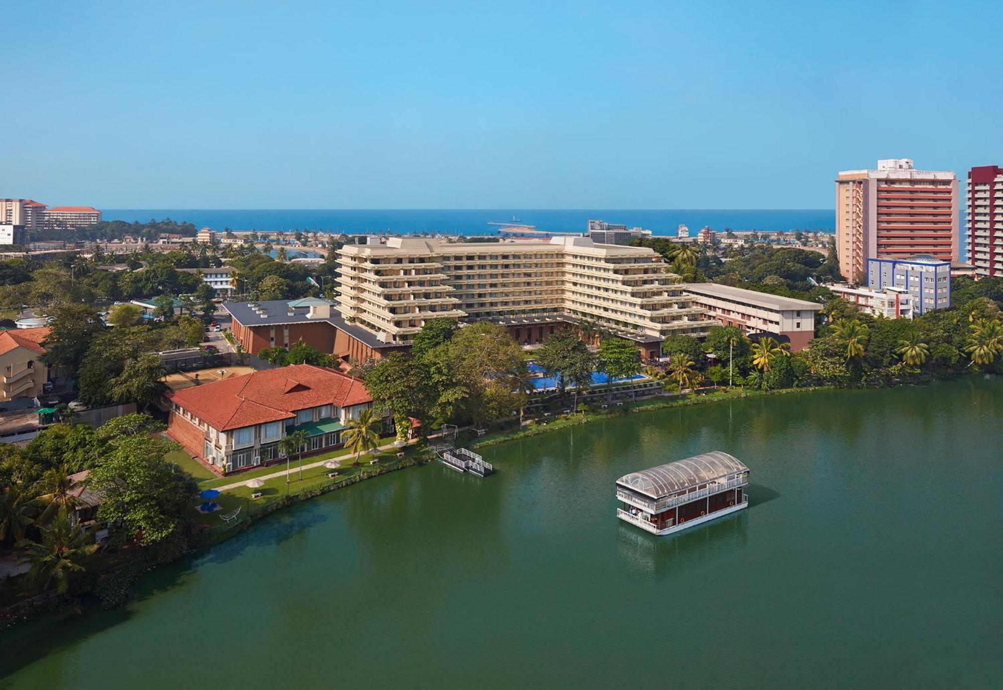 Cinnamon Lakeside Colombo Eksteriør bilde Aerial view of the hotel
