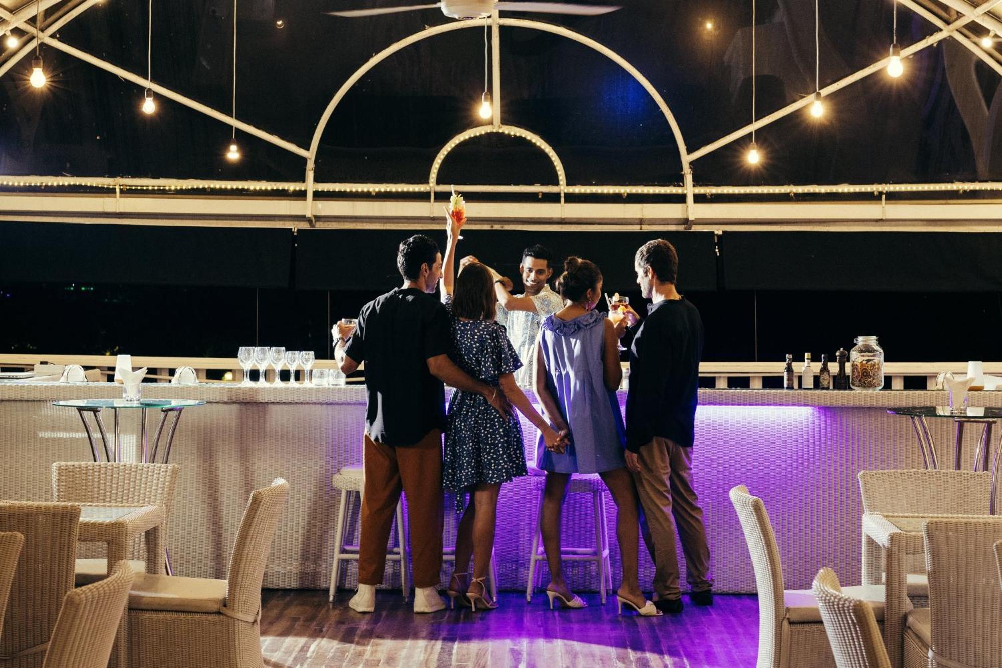 Cinnamon Lakeside Colombo Eksteriør bilde The bar at the top of the hotel